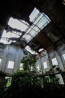 abbandonato vecchio stabilimento industriale in rovina foto