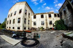 abbandonato vecchio stabilimento industriale in rovina foto