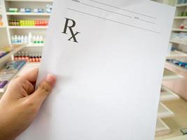 farmacista in possesso di prescrizione in farmacia foto