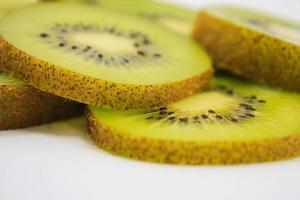 belle fette di kiwi su sfondo bianco foto