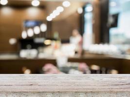 piano d'appoggio in legno sul ristorante caffetteria sfocato con sfondo bokeh foto