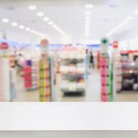 bancone della farmacia con lo sfondo sfocato del negozio della farmacia foto