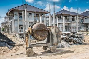 betoniera per cemento macchina in un cantiere edile di nuova casa foto