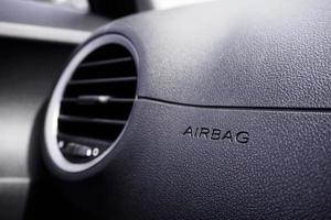 segno dell'airbag di sicurezza in macchina foto