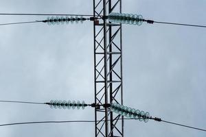 isolatori in vetro di linea ad alta tensione in una sottostazione elettrica. foto