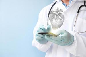il cardiologo medico diagnostica ed esamina il cuore virtuale di un paziente utilizzando un software di intelligence di tecnologia medica innovativa. servizi di assistenza sanitaria foto