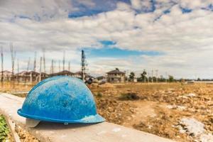 elmetto blu sul cantiere edile casa foto