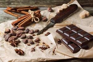 cioccolato fondente con fave di cacao foto