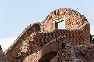 costruzione di rovine e antiche colonne a roma, italia foto