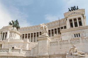 monumento equestre a victor emmanuel ii vicino a vittoriano al giorno a roma, italia foto