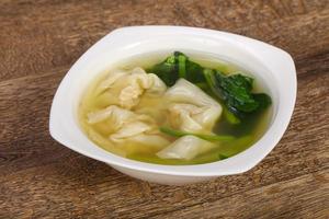 zuppa tradizionale asiatica wonton con erbe aromatiche foto