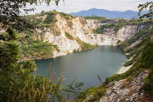 Grand Canyon, una cava che sembra una montagna rocciosa con un fiume nel mezzo, nella provincia di chonburi, in Thailandia. foto