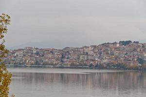 kastoria tradizionale città vecchia in riva al lago in grecia foto