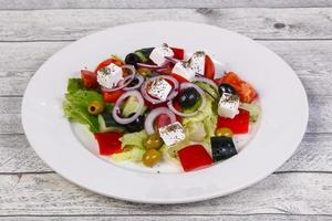 insalata greca tradizionale con formaggio feta foto