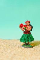 giocattolo ragazza hula sulla spiaggia foto