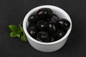 olive nere nella ciotola foto