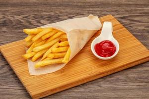 patatine fritte con salsa di pomodoro foto