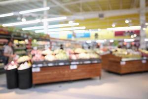 sfocatura astratta frutta e verdura fresca organica sugli scaffali di generi alimentari nel negozio di supermercati sfocato bokeh sfondo chiaro foto