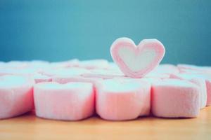 marshmallow a forma di cuore rosa per lo sfondo di San Valentino foto