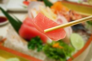 tonno sashimi giapponese con sfondo set sashimi foto