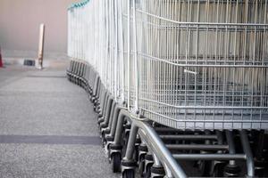 carrelli della spesa nel parcheggio foto