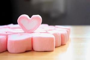 marshmallow a forma di cuore rosa per lo sfondo di San Valentino foto