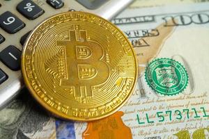 bitcoin dorato su banconote in dollari statunitensi soldi per affari e commerciali, valuta digitale, criptovaluta virtuale, tecnologia blockchain. foto