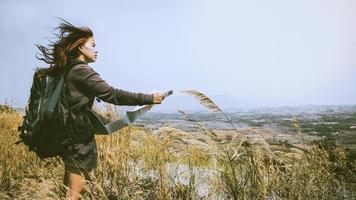 i viaggiatori di sesso femminile viaggiano natura montagna mappa navigazione foto