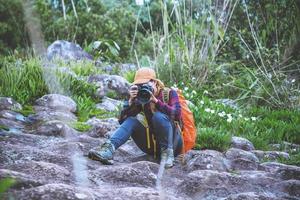 donna asiatica viaggio natura. viaggiare rilassati. cammina studia il sentiero natura nel bosco foto