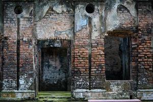 la trama di un muro di mattoni rossi di un antico palazzo del re foto