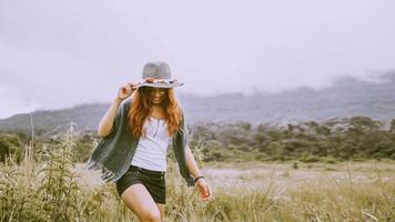 le donne asiatiche viaggiano rilassarsi durante le vacanze. su un pascolo verde. foto