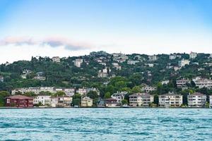 case e piccoli hotel sulla riva dello stretto del Bosforo foto ravvicinata di alta qualità