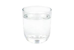 bicchiere di acqua potabile isolato su sfondo bianco con tracciato di ritaglio. foto