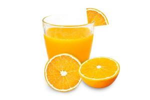 bicchiere di succo d'arancia isolato su sfondo bianco con tracciato di ritaglio. foto