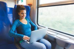 giovane donna che lavora con il computer sul treno