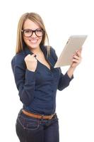giovane donna felice con occhiali e tablet computer foto