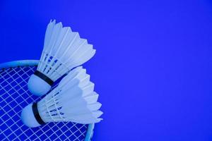piuma bianca isolata del volano del volano di badminton, per il gioco di sport di badminton. foto