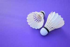 piuma bianca isolata del volano del volano di badminton, per il gioco di sport di badminton. foto