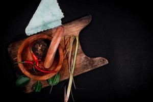 erbe aromatiche e mortaio e pestello di legno. adatto per la stampa sul poster del ristorante foto