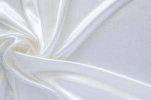 elegante sfondo ondulato e liscio in tessuto satinato bianco. foto