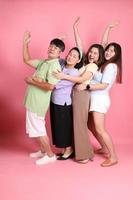 felice famiglia asiatica foto