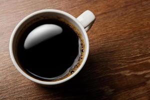 tazza di caffè nero sulla scrivania