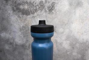borraccia sportiva blu scuro con posizione eretta foto