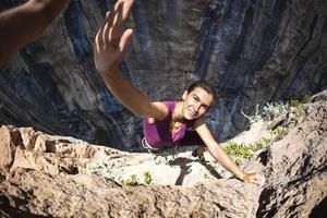 la donna si arrampica sulla roccia foto