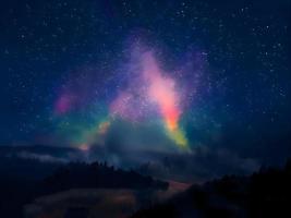 paesaggio notturno montagna e galassia della Via Lattea sfondo la nostra galassia, lunga esposizione, scarsa illuminazione foto