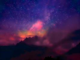 paesaggio notturno montagna e sfondo della galassia della Via Lattea, lunga esposizione, scarsa illuminazione foto