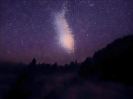 paesaggio notturno montagna e galassia della Via Lattea sfondo la nostra galassia, lunga esposizione, scarsa illuminazione foto