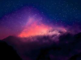 via lattea e luce rosa in montagna. paesaggio colorato notturno. cielo stellato con colline. bellissimo universo. sfondo dello spazio con la galassia. sfondo di viaggio foto