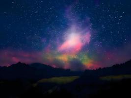 paesaggio notturno montagna e galassia della Via Lattea sfondo la nostra galassia, lunga esposizione, scarsa illuminazione foto