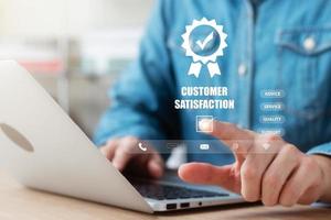 l'utente dà una valutazione all'esperienza del servizio sull'applicazione online, il concetto di sondaggio di feedback sulla soddisfazione delle recensioni dei clienti, il cliente può valutare la qualità del servizio che porta alla classifica della reputazione dell'azienda. foto